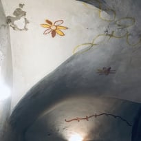 Visite d'atelier voûté orné de peintures anciennes
