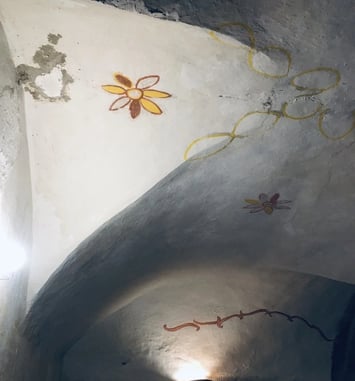 Visite d'atelier voûté orné de peintures anciennes