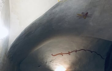 Visite d'atelier voûté orné de peintures anciennes