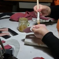 Démonstrations de fabrication de chaussures artisanales par l'ACCRP au musée de la Chaussure