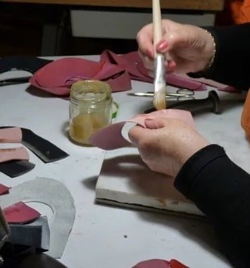 Démonstrations de fabrication de chaussures artisanales par l'ACCRP au musée de la Chaussure