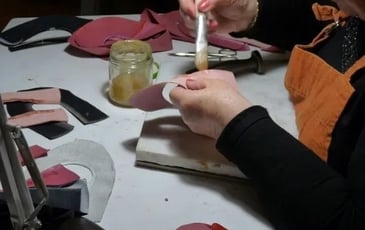 Démonstrations de fabrication de chaussures artisanales par l'ACCRP au musée de la Chaussure